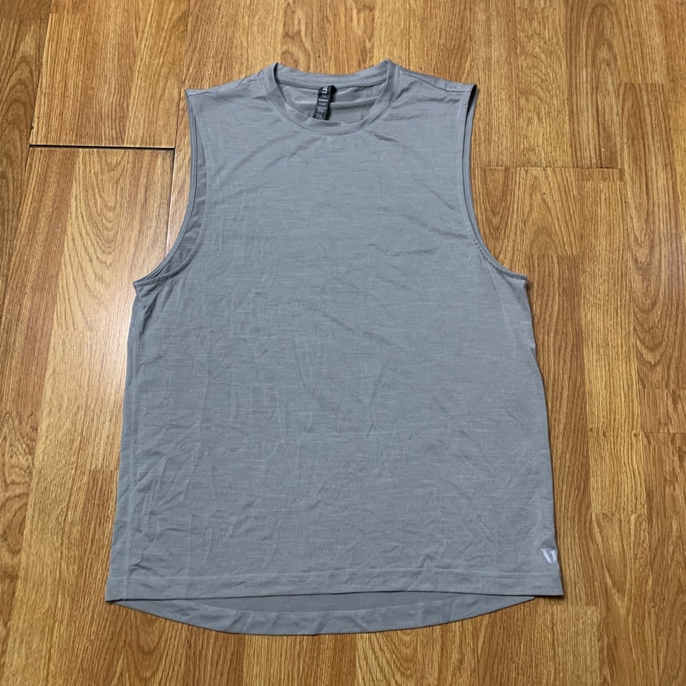 Vuori Tradewind Performance Tank Mens Size Medium Gray Athleisure Performance